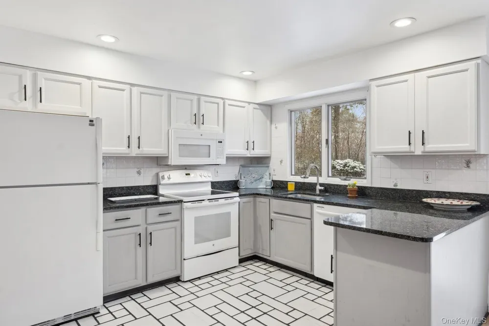 12 Hildreth Road Hampton Bays, NY 11946