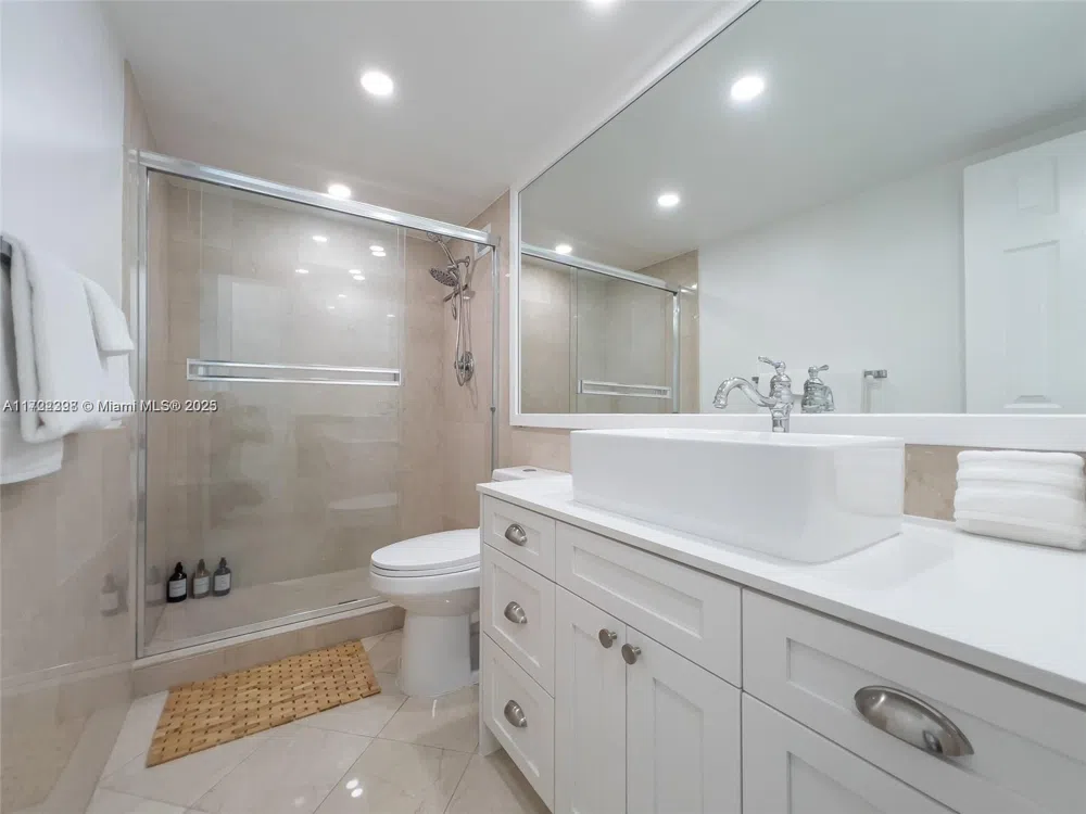 5161 Collins Ave #812 Miami Beach, FL 33140