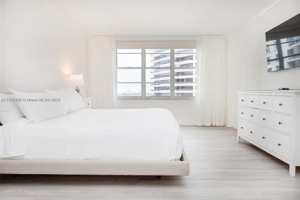 5161 Collins Ave #812 Miami Beach, FL 33140