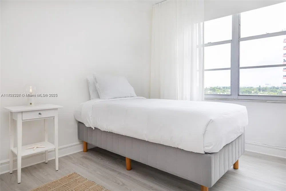 5161 Collins Ave #812 Miami Beach, FL 33140