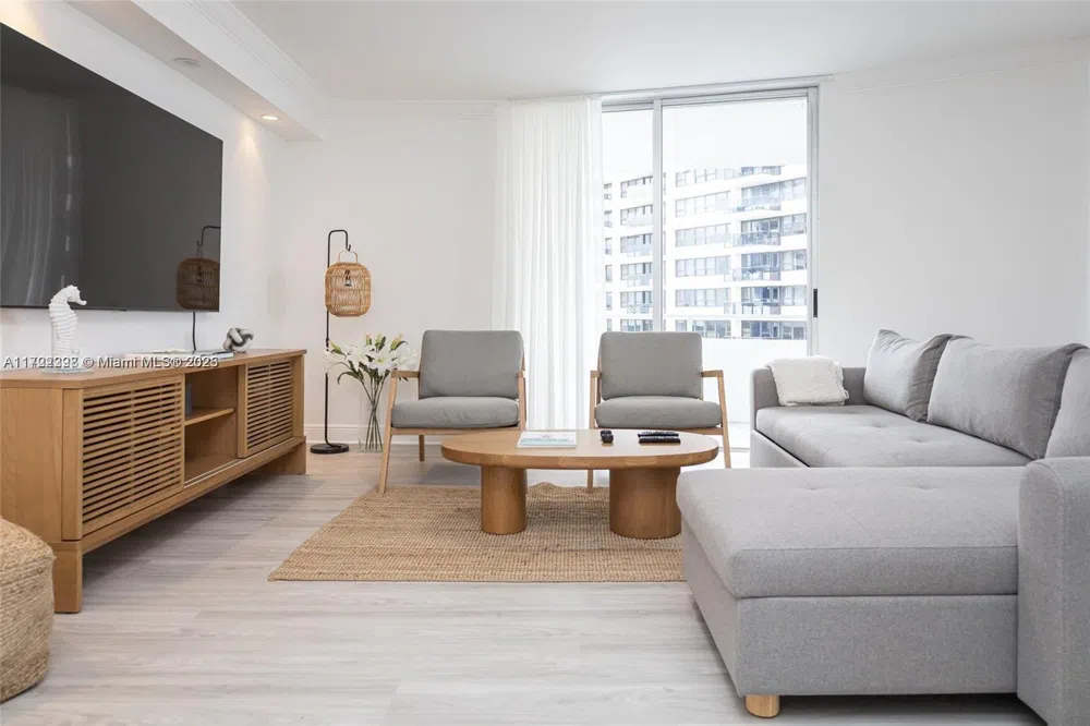 5161 Collins Ave #812 Miami Beach, FL 33140