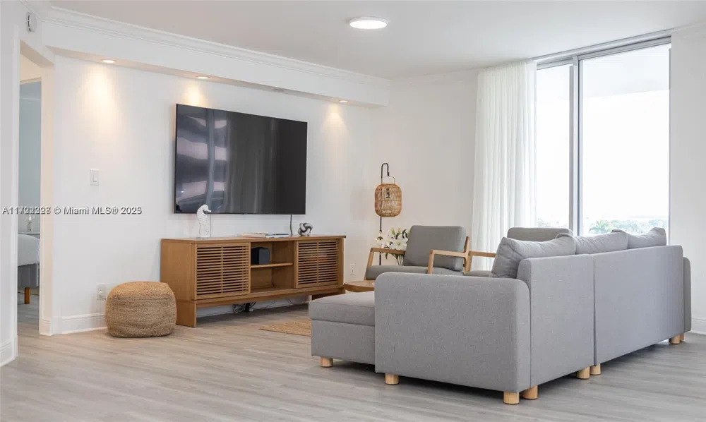 5161 Collins Ave #812 Miami Beach, FL 33140