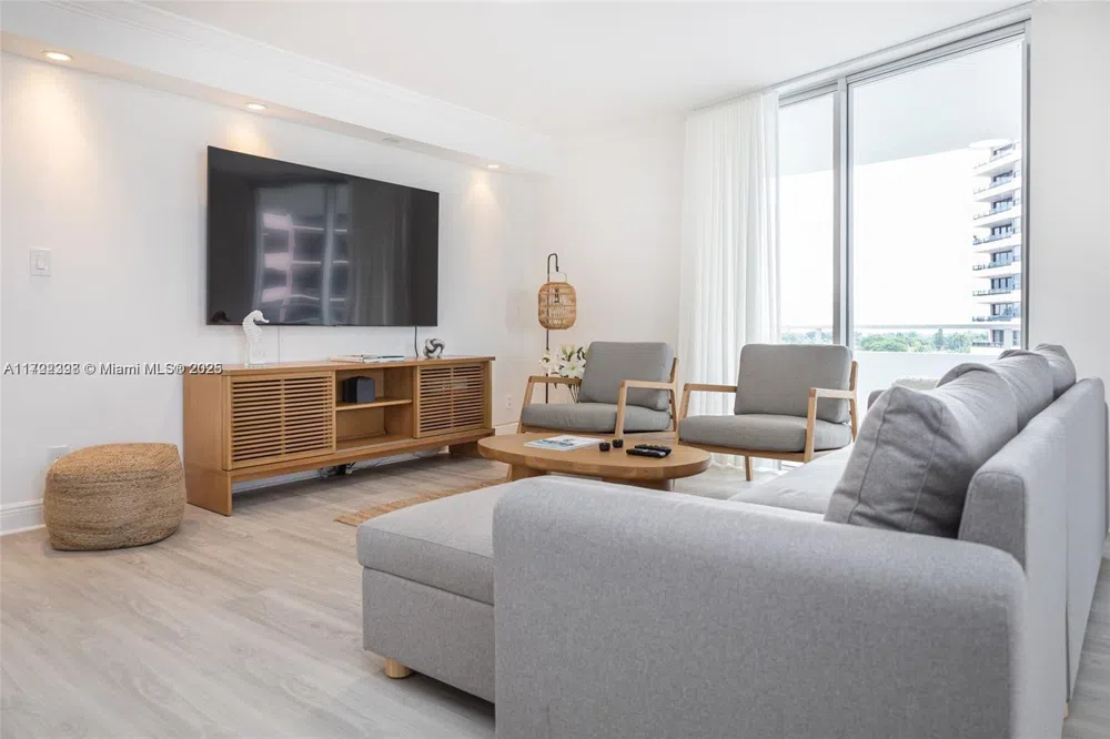 5161 Collins Ave #812 Miami Beach, FL 33140