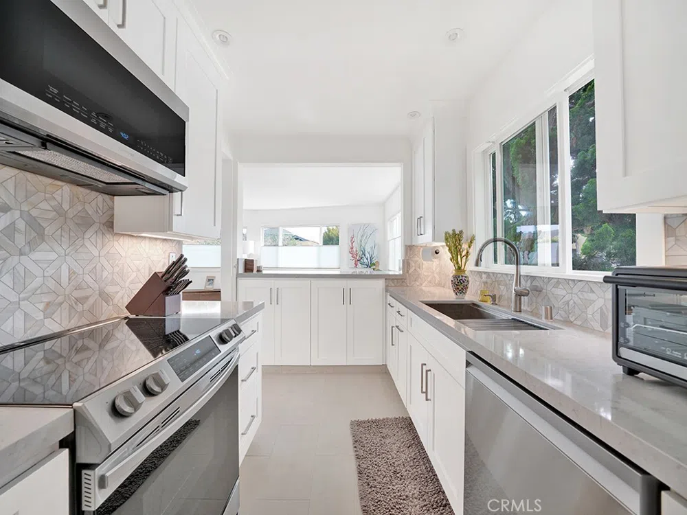 1594 Via Capri #1 Laguna Beach, CA 92651