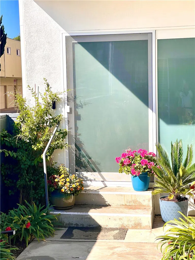 1594 Via Capri #1 Laguna Beach, CA 92651