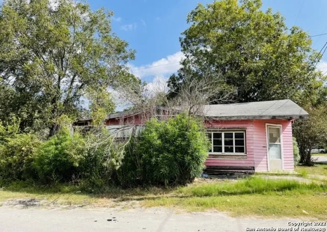 614 4TH ST Natalia, TX 78059