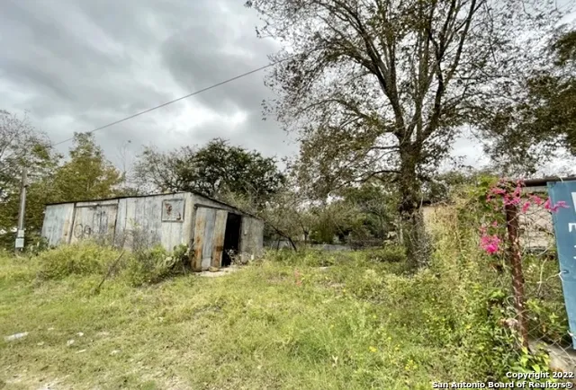 614 4TH ST Natalia, TX 78059