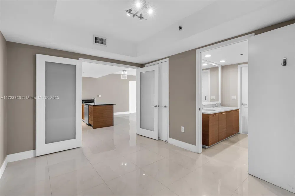 50 Biscayne Blvd #4208 Miami, FL 33132