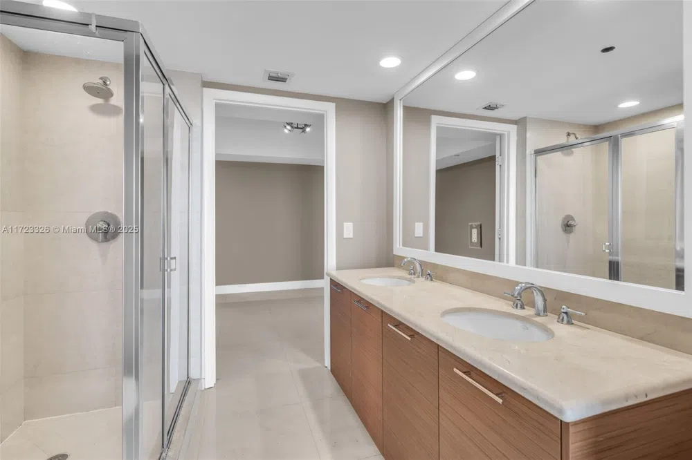 50 Biscayne Blvd #4208 Miami, FL 33132