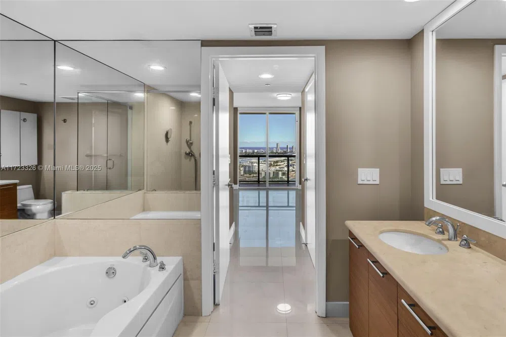 50 Biscayne Blvd #4208 Miami, FL 33132