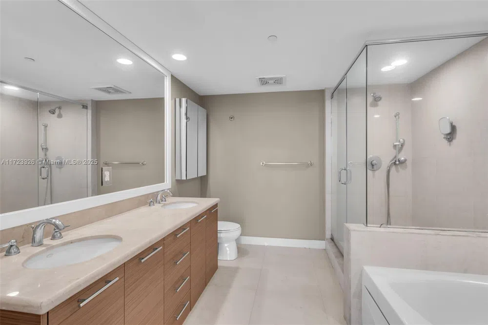 50 Biscayne Blvd #4208 Miami, FL 33132