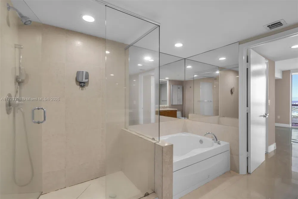 50 Biscayne Blvd #4208 Miami, FL 33132