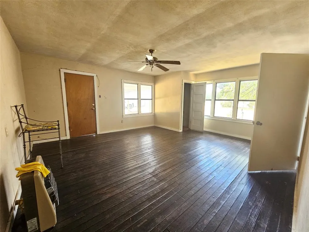 216 E Pecan Street Bangs, TX 76823