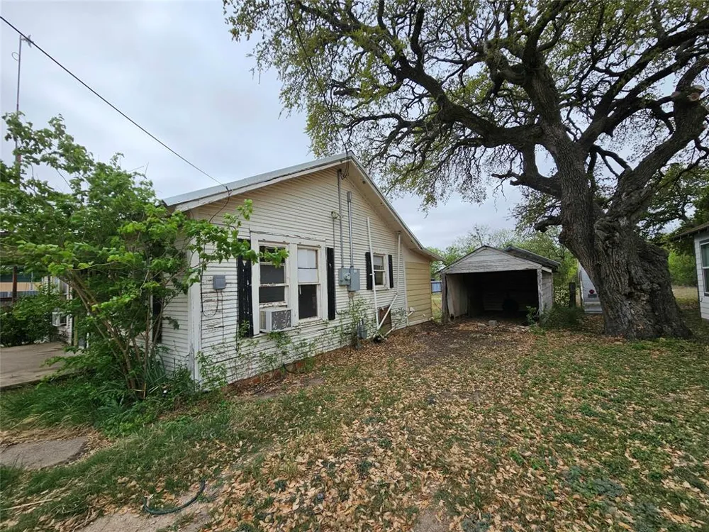 704 S 2nd Street Bangs, TX 76823