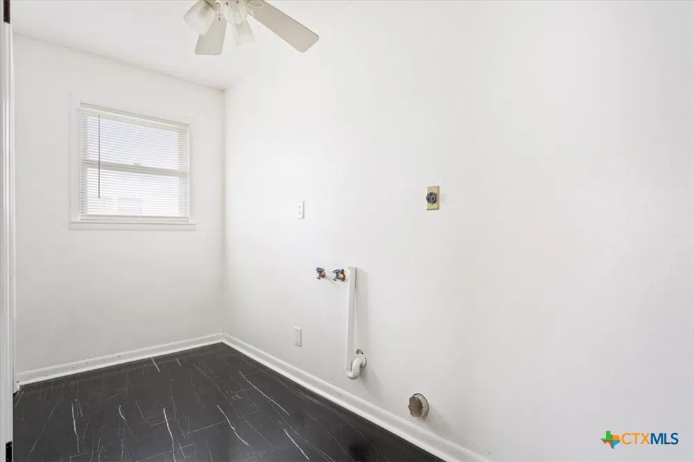 320 E Davilla Street Bartlett, TX 76511