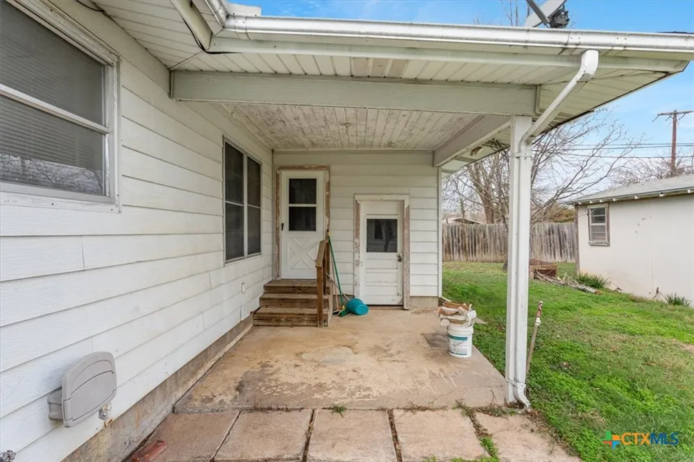 320 E Davilla Street Bartlett, TX 76511