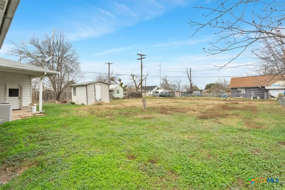 320 E Davilla Street Bartlett, TX 76511