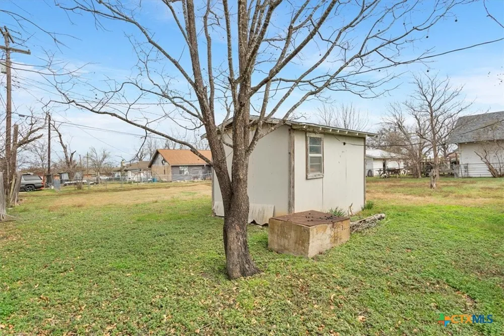 320 E Davilla Street Bartlett, TX 76511