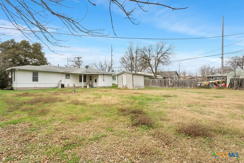 320 E Davilla Street Bartlett, TX 76511