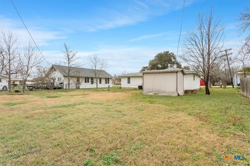 320 E Davilla Street Bartlett, TX 76511