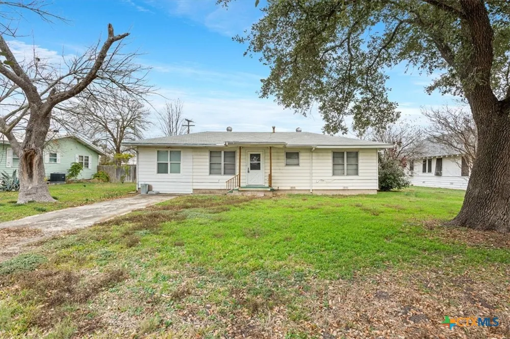320 E Davilla Street Bartlett, TX 76511