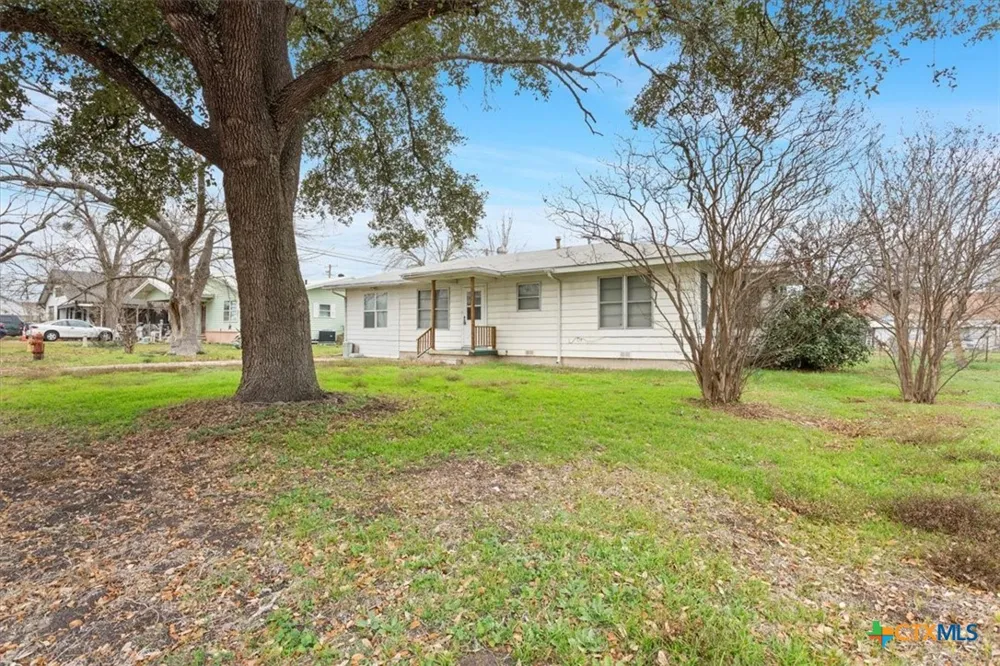 320 E Davilla Street Bartlett, TX 76511