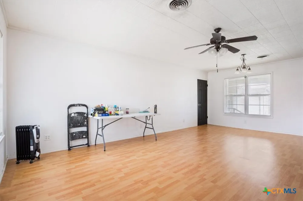 320 E Davilla Street Bartlett, TX 76511