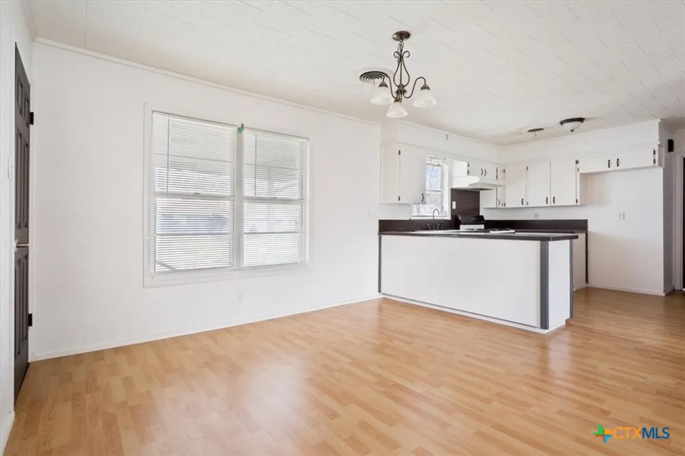 320 E Davilla Street Bartlett, TX 76511