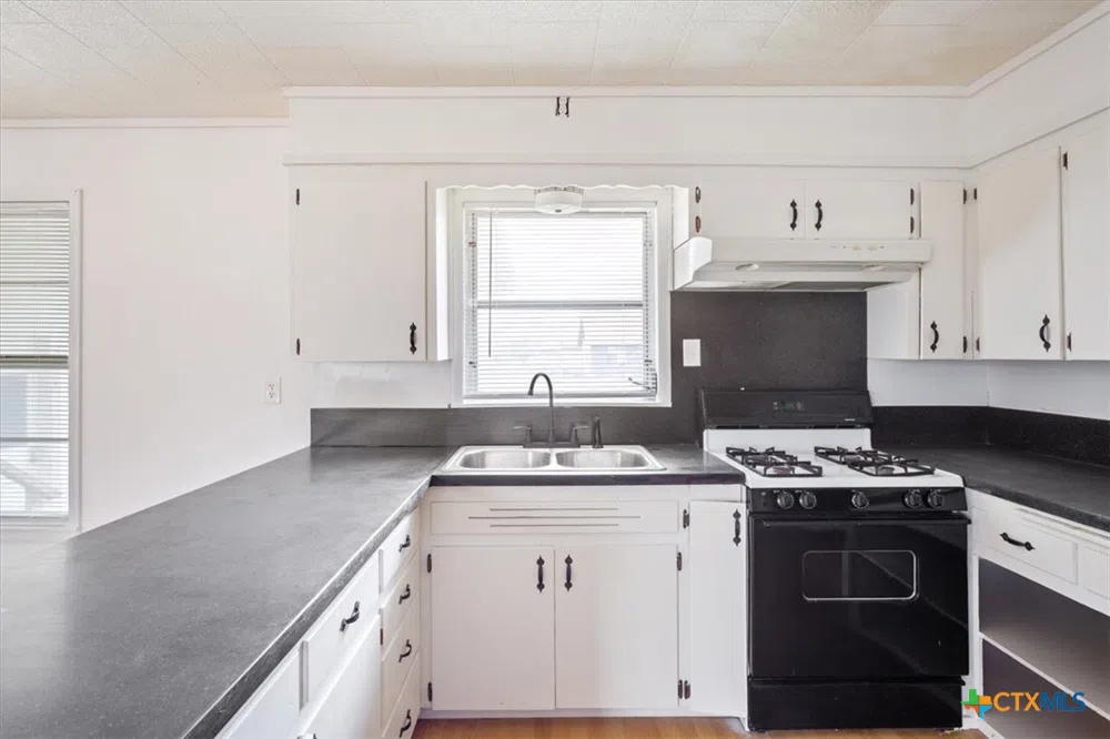 320 E Davilla Street Bartlett, TX 76511