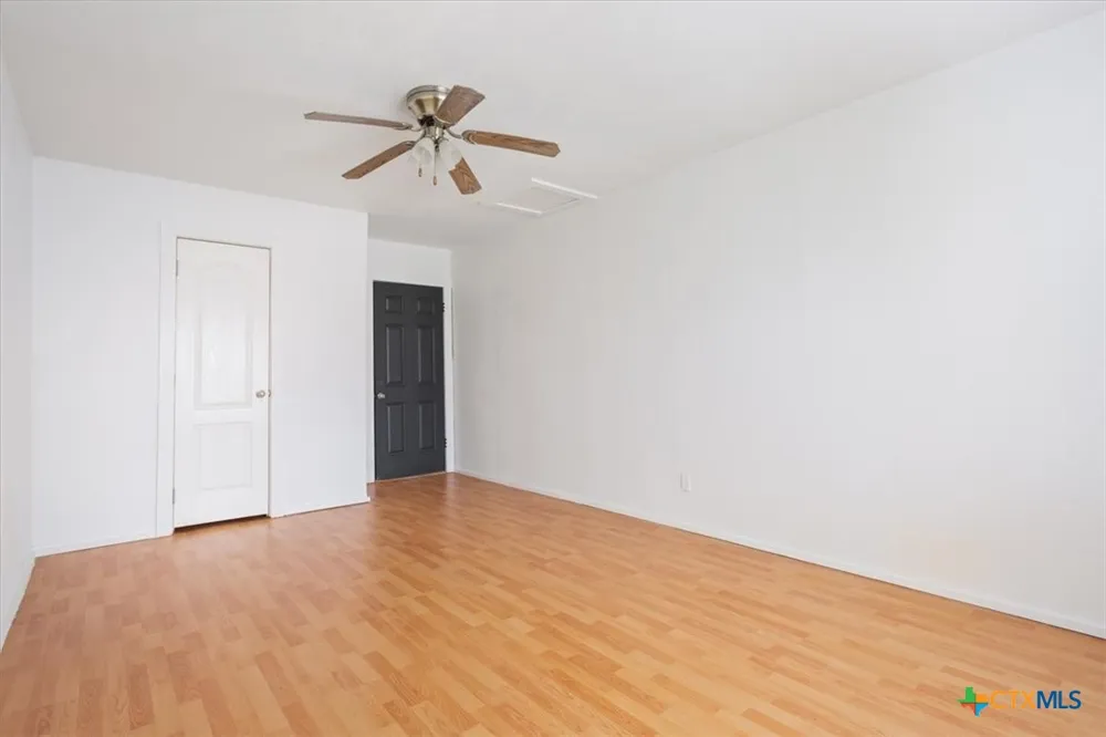 320 E Davilla Street Bartlett, TX 76511