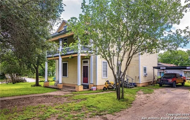 311 E LIVE OAK ST Seguin, TX 78155