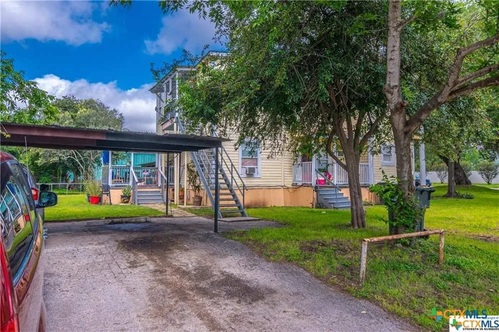 311 E Live Oak Street Seguin, TX 78155