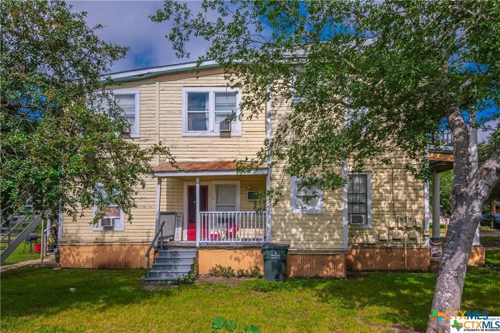 311 E Live Oak Street Seguin, TX 78155