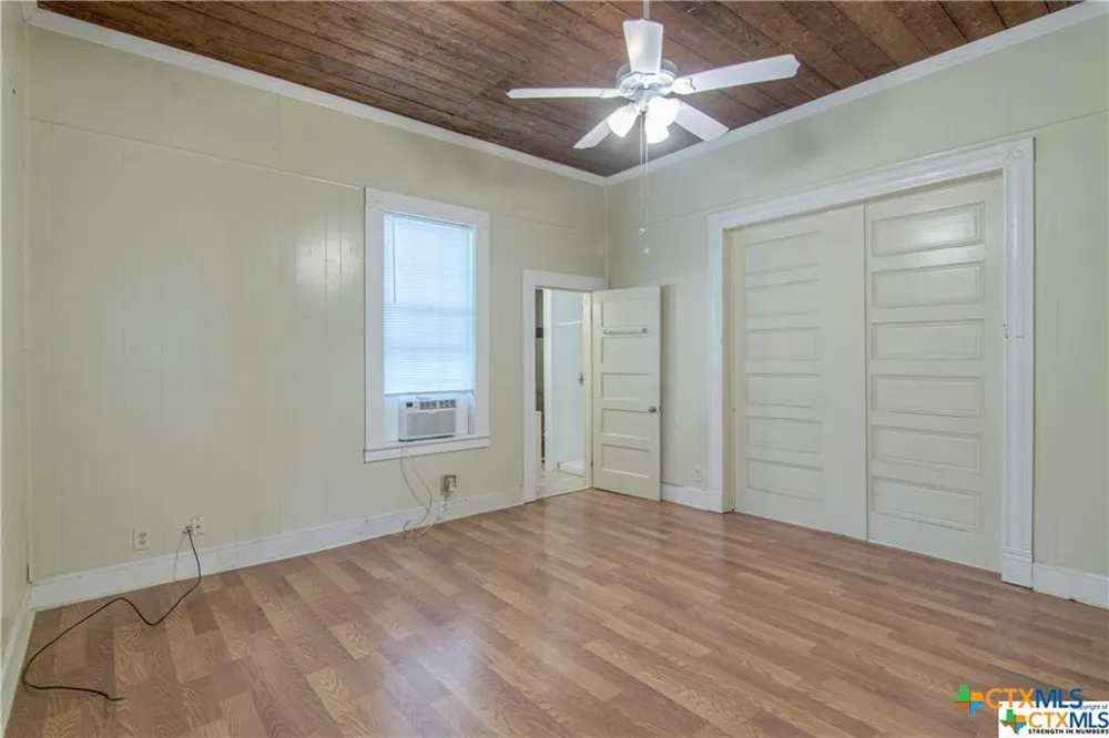 311 E Live Oak Street Seguin, TX 78155