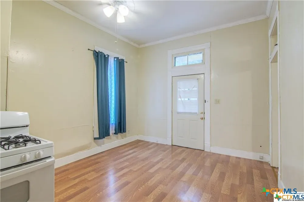 311 E Live Oak Street Seguin, TX 78155