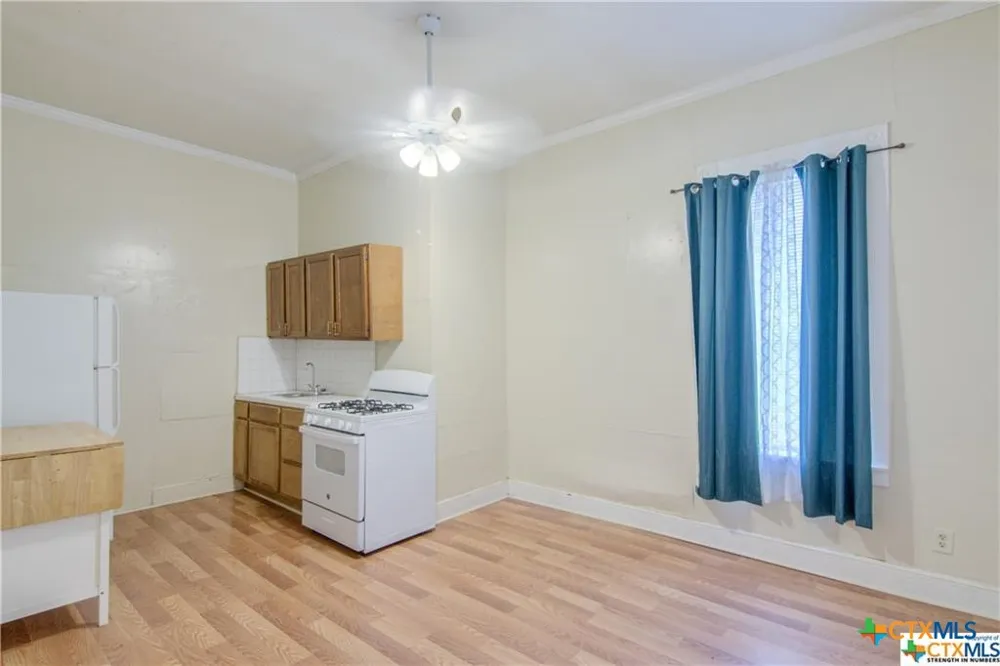 311 E Live Oak Street Seguin, TX 78155