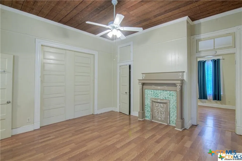 311 E Live Oak Street Seguin, TX 78155