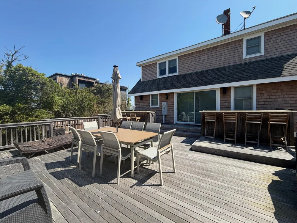 7 Crescent Walk Seaview, NY 11770