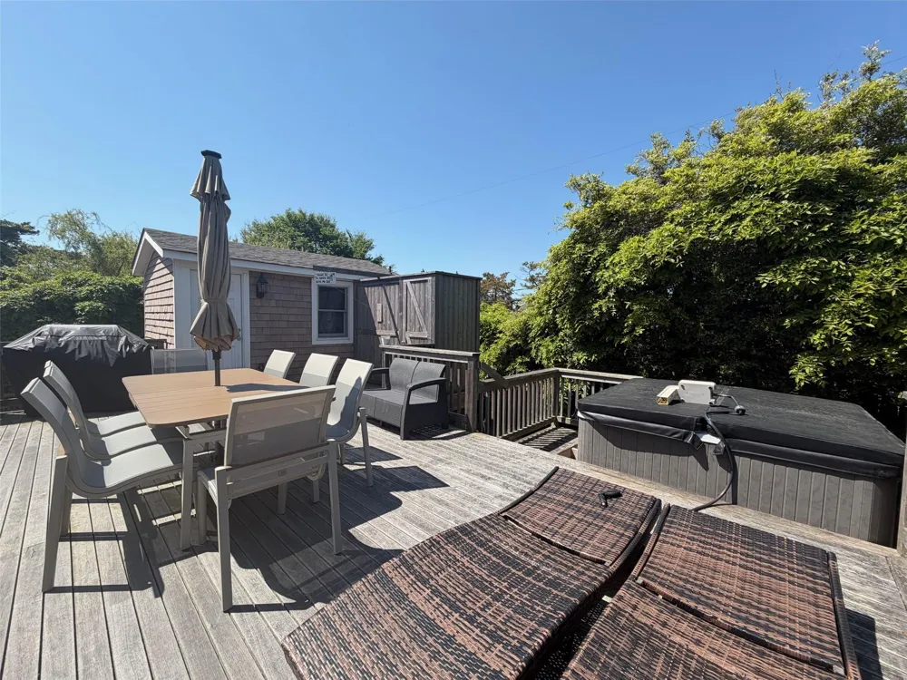 7 Crescent Walk Seaview, NY 11770