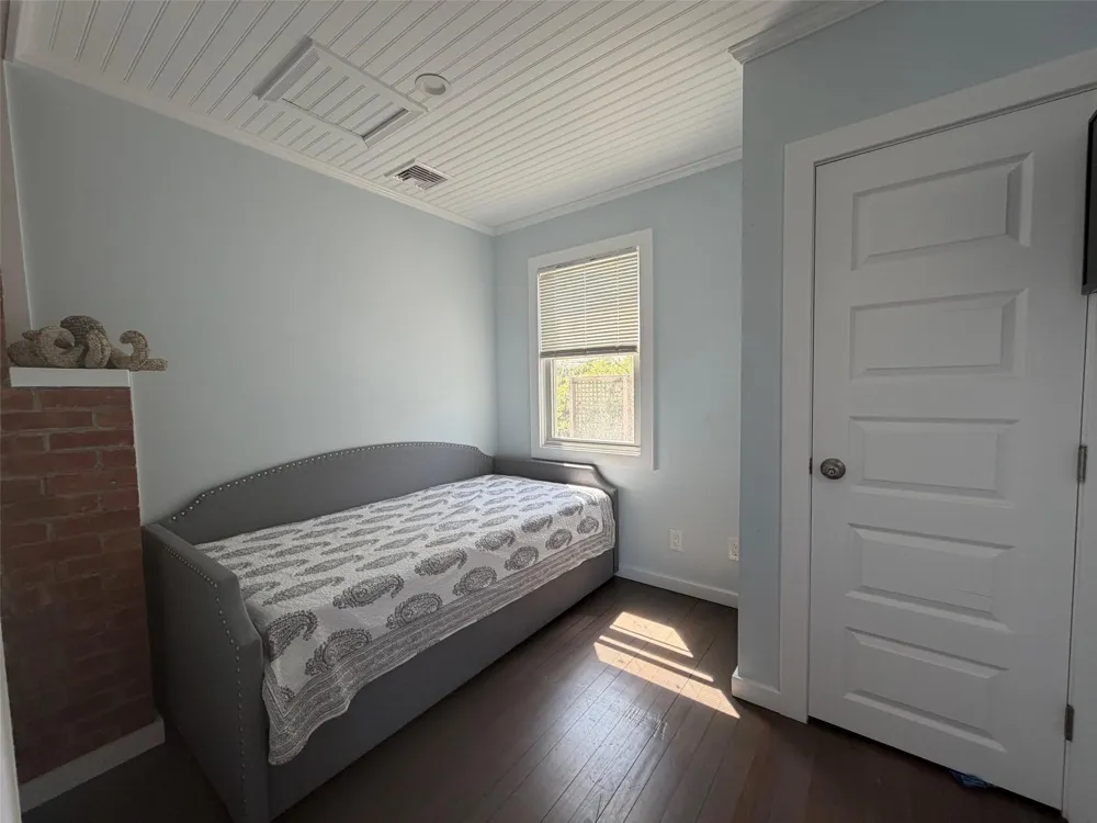 7 Crescent Walk Seaview, NY 11770