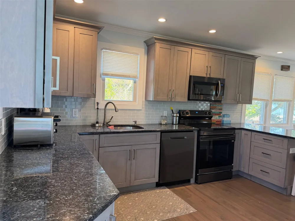 7 Crescent Walk Seaview, NY 11770