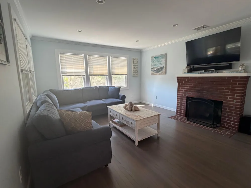 7 Crescent Walk Seaview, NY 11770