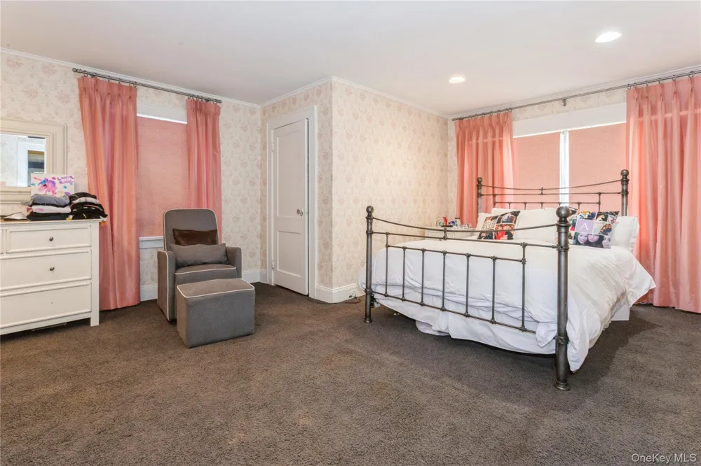 180 Longwood Crossing Lawrence, NY 11559