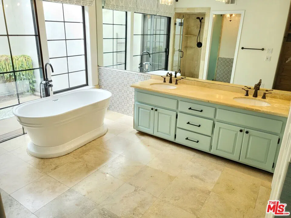 28 Westport Manhattan Beach, CA 90266