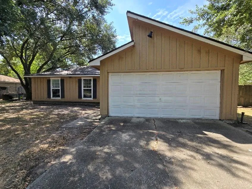 2410 Daffodil Street Highlands, TX 77562