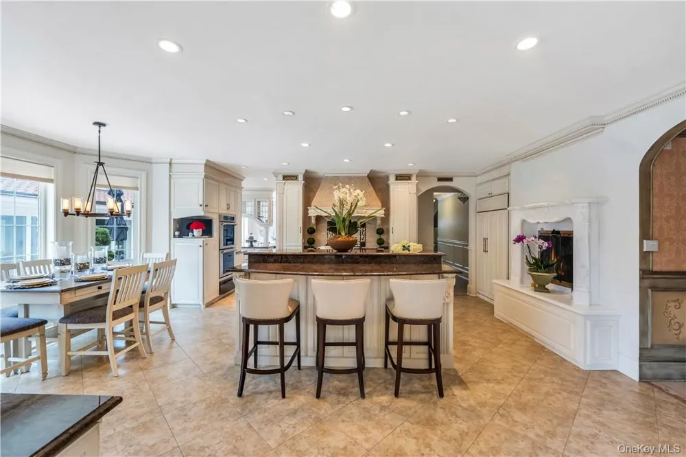 4 Old Wagon Lane Old Westbury, NY 11568