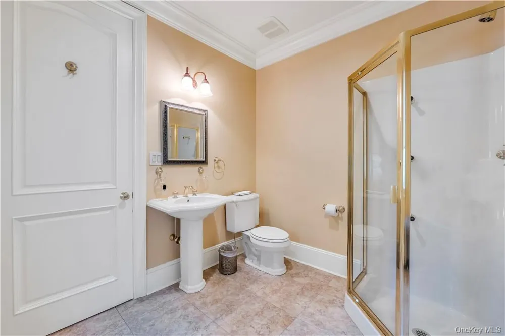 4 Old Wagon Lane Old Westbury, NY 11568