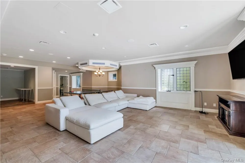 4 Old Wagon Lane Old Westbury, NY 11568