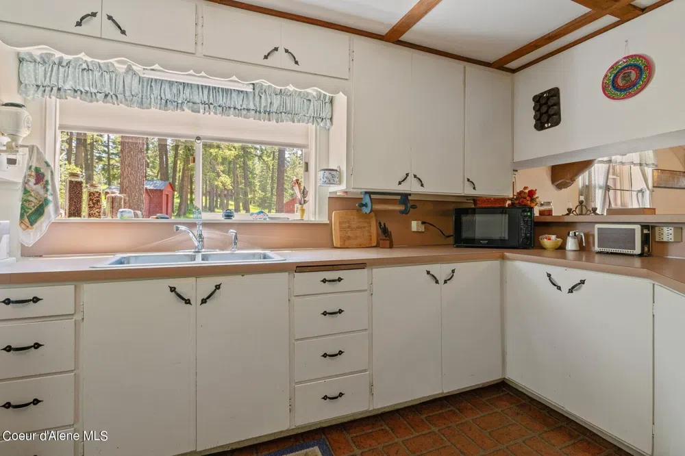 526 Roop Road Cocolalla, ID 83813