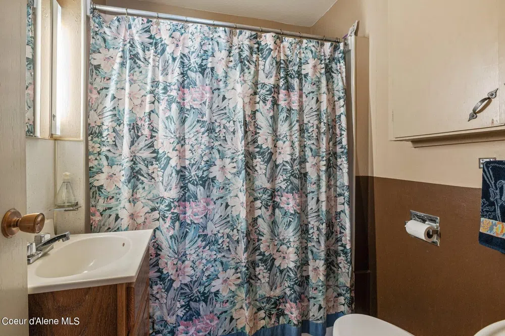 526 Roop Road Cocolalla, ID 83813